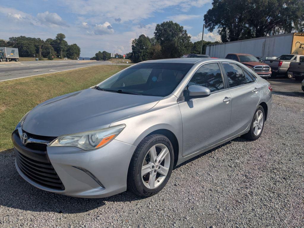 2015 Toyota Camry XLE's photo